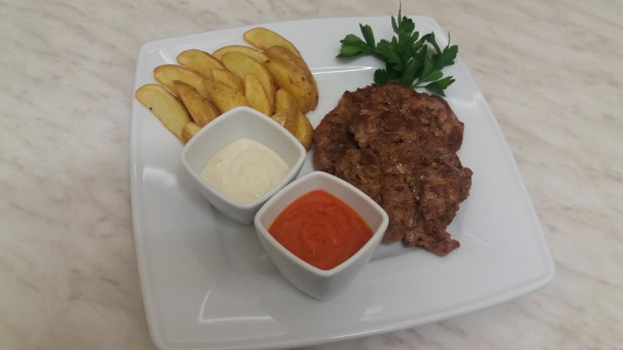 Restauracja Applause Hotel Ludwin Ngoại thất bức ảnh